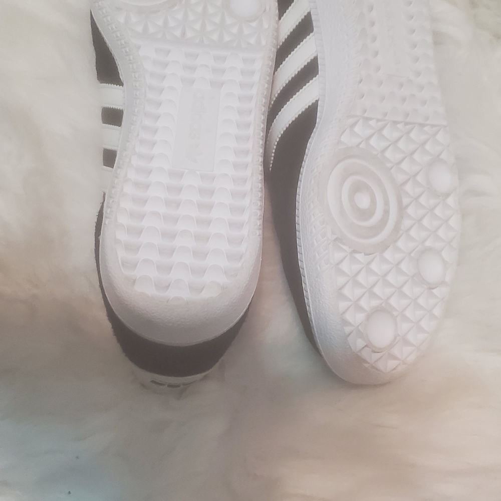 Sneakers - Picture 2 of 4